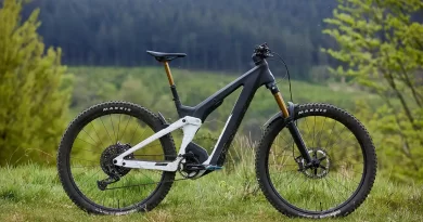 Scott’s Patron eRIDE 900 Tuned is claimed to be the ultimate all-day electric mountain bike, featuring plenty of component and frame integration, 29in wheels and ample travel.
