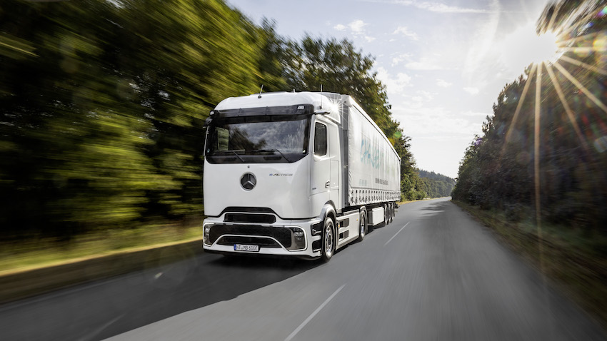 Mercedes-Benz has unveiled the series version of the first battery-electric long-haul truck with a three-pointed star.