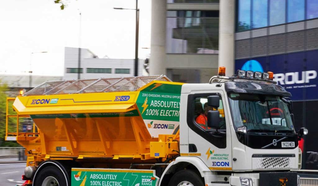 Econ Engineering has joined forces with UK highways specialist Ringway to create the world's first full-electric gritting lorry. 