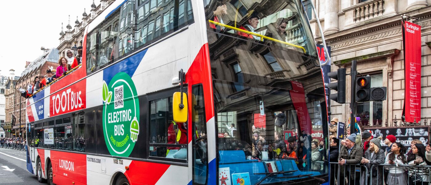 International sightseeing bus operator Tootbus to work with VEV, the e-fleet solutions provider backed by Vitol, to go fully renewable. 