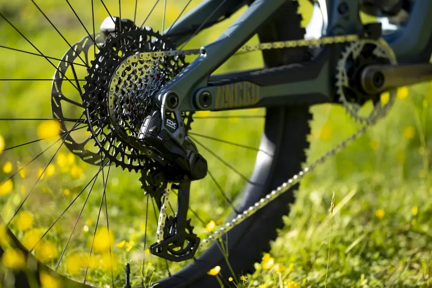 The bike boasts SRAM’s GX Transmission for reliable gear shifting, Crankbrothers Synthesis wheels for durability, and SRAM’s Maven brakes with 220mm rotors for exceptional stopping power.