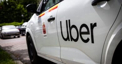 Ride-hailing service Uber has announced that its users can now choose only to ride in electric vehicles.