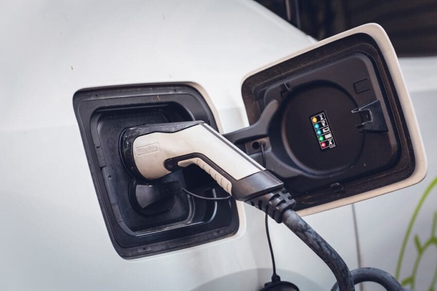 Electric vehicles are changing commercial transportation as we know it. However, to truly reap the advantages of an EV, it’s essential to adopt habits and strategies that optimize efficiency in everyday use.