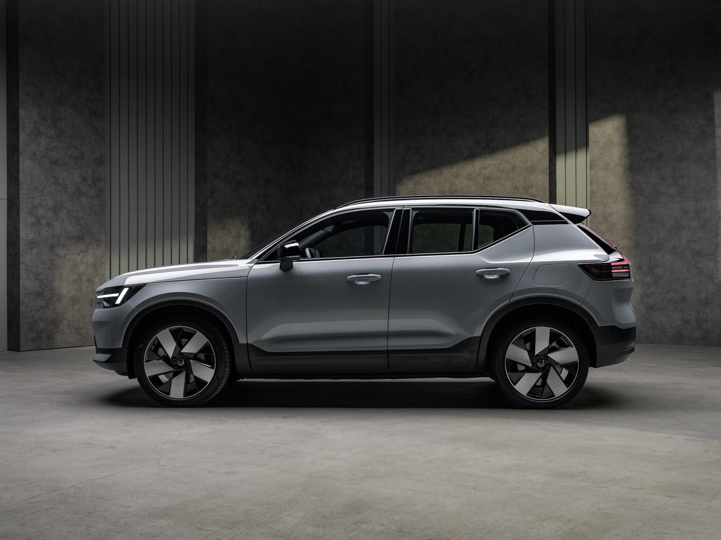 New-Volvo-EX40-profile