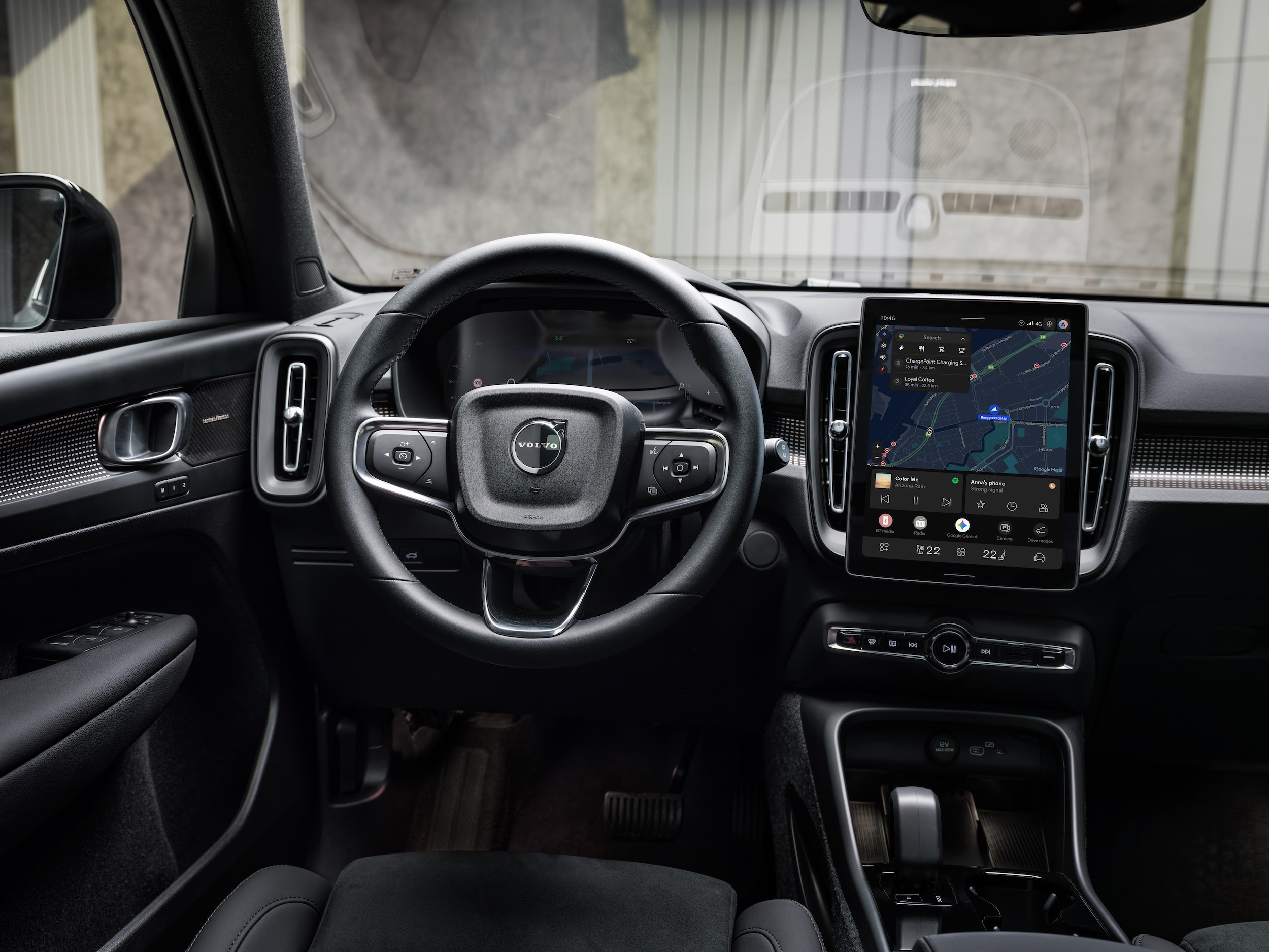 New-Volvo-EX40-with-updated-interior-and-tablet