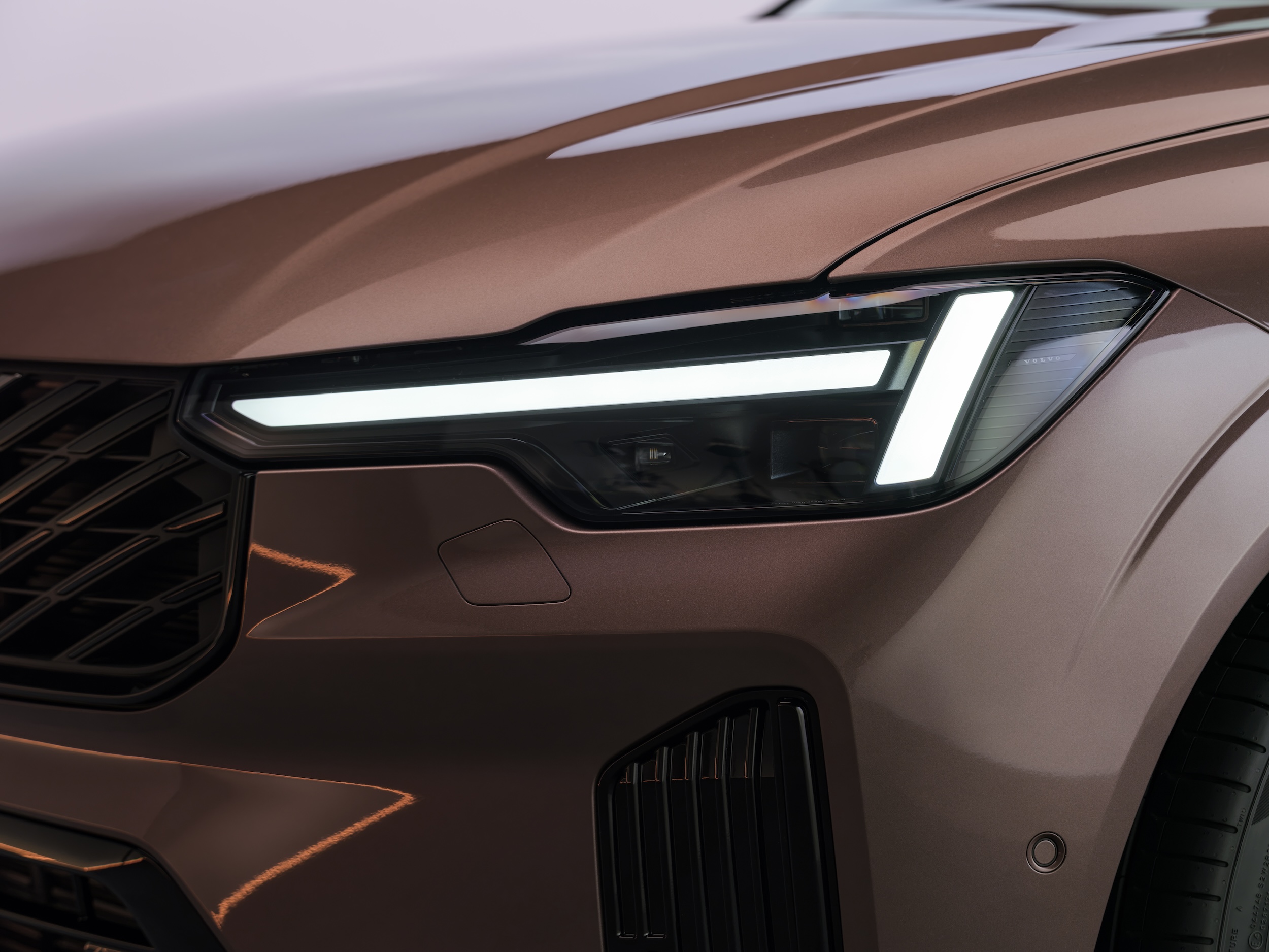 New-Volvo-XC60-Thors-hammer-Matrix-LED-headlight-detailing