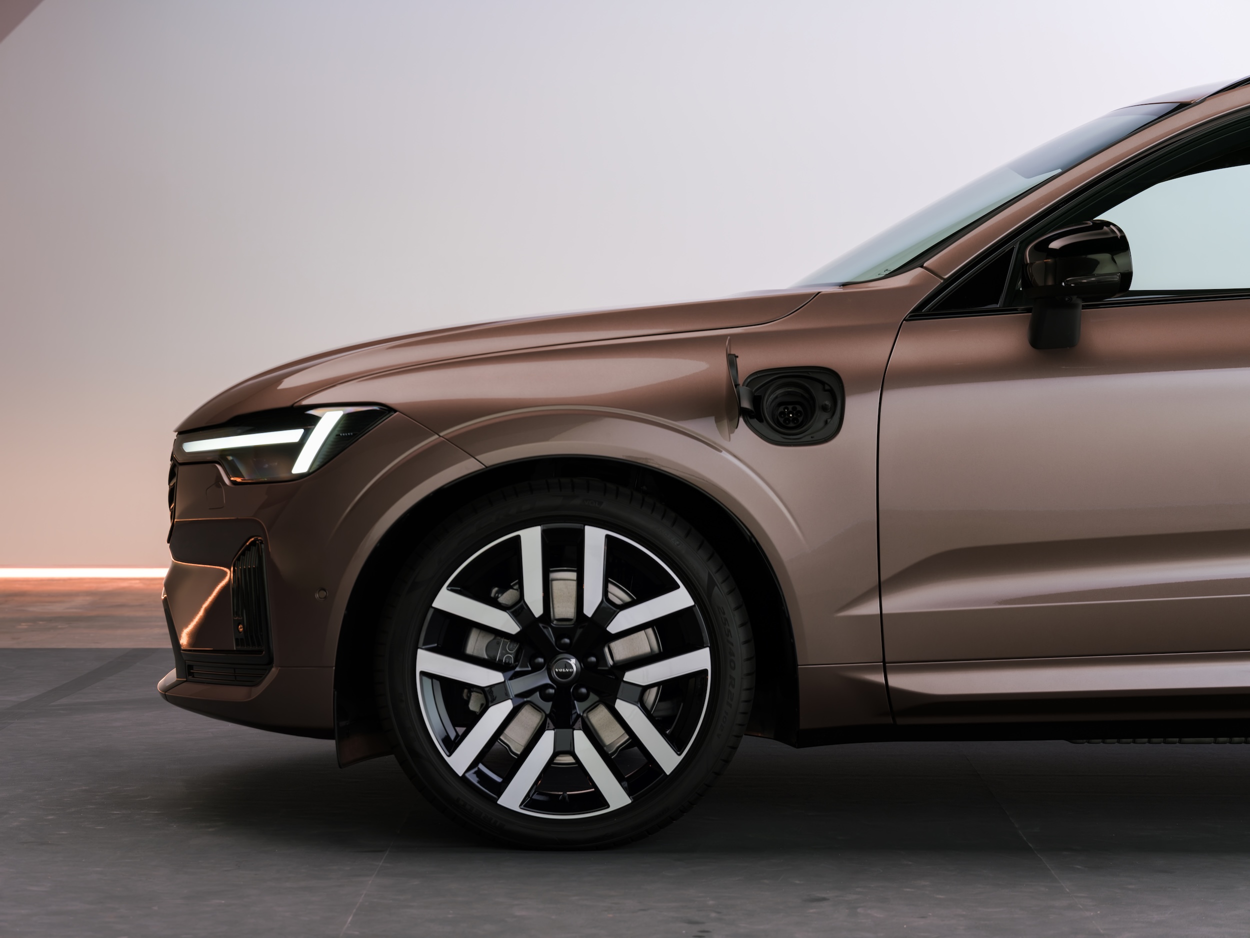 New-Volvo-XC60-charge-point